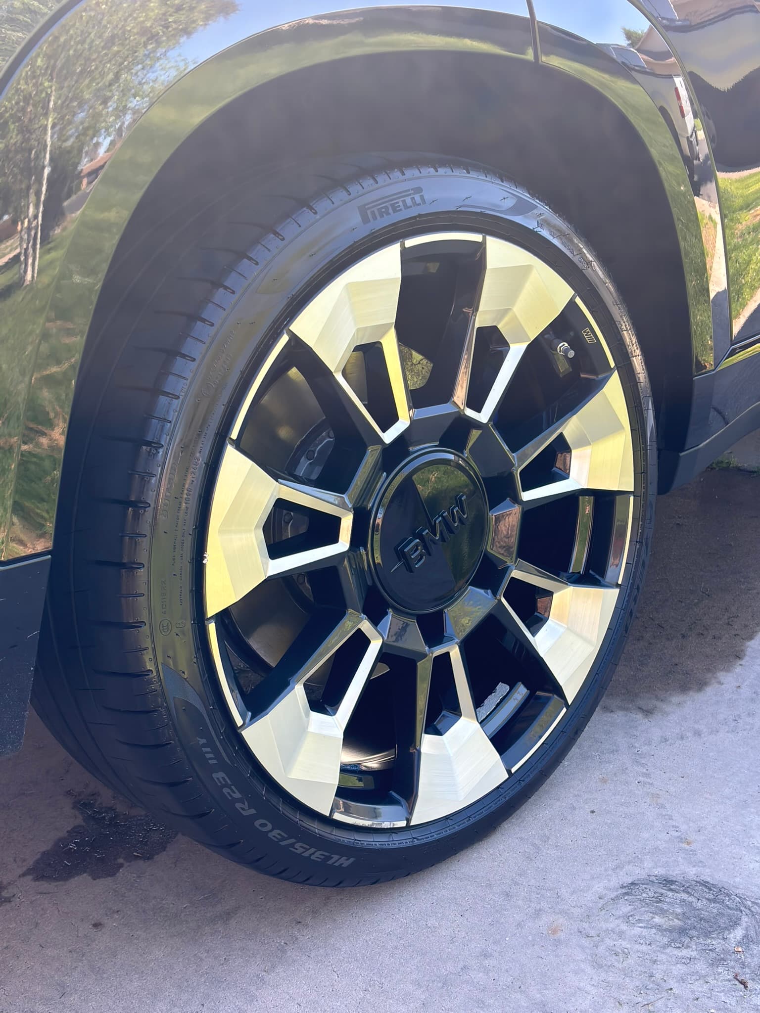 Custom wheel and tire detailing